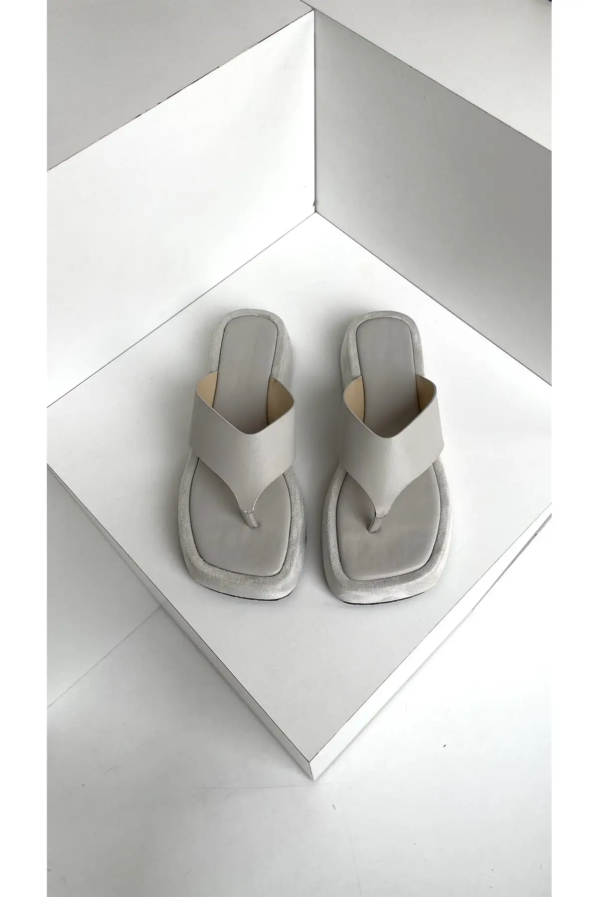 

Women slippers light gray