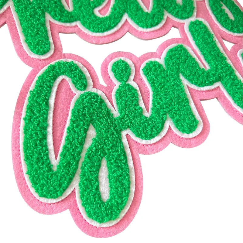 Синель красивая девочка розовый и зеленый Альфа Kappa Alpha 1908 известная как