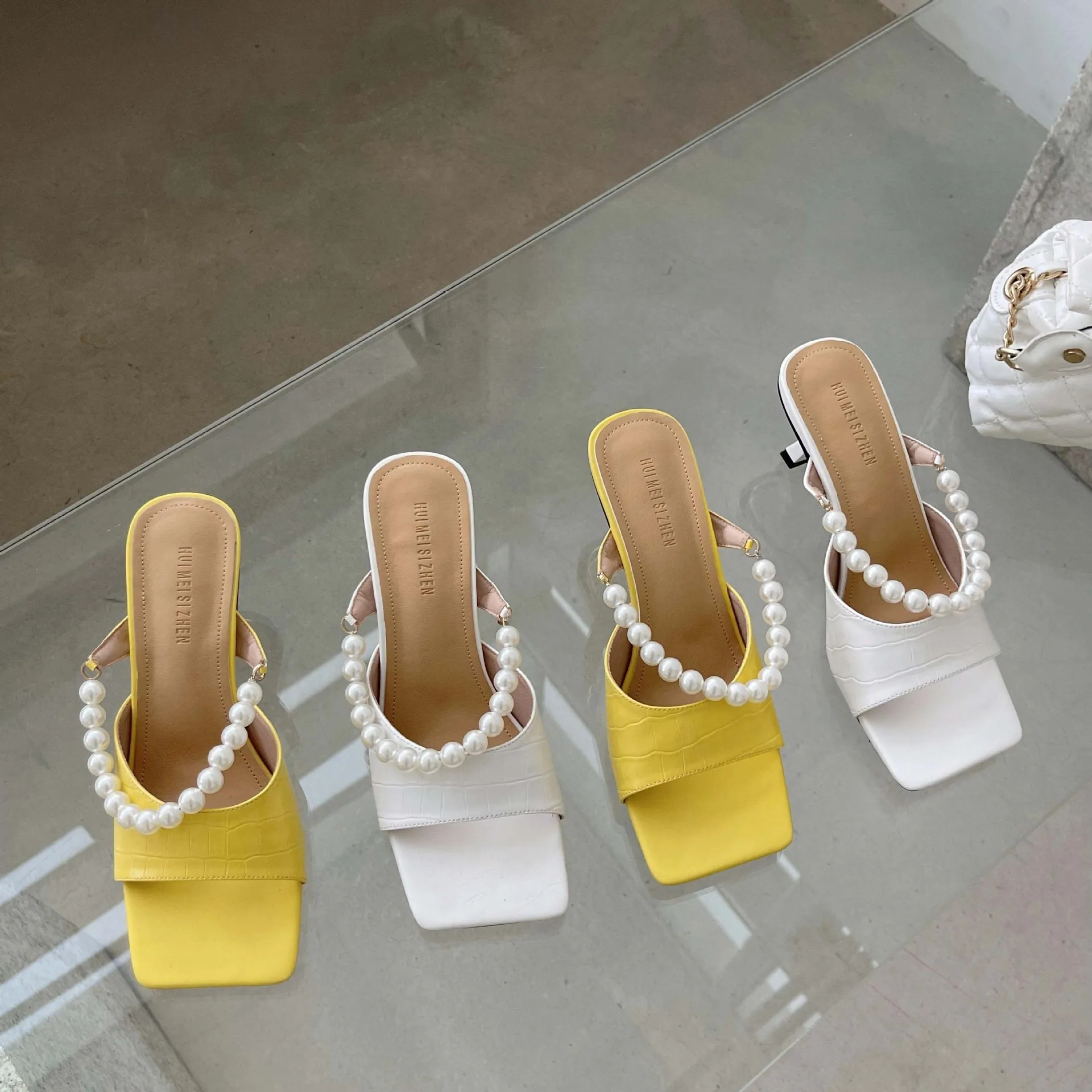 

Женские шлепанцы из ПУ кожи, на квадратном каблуке, с бусинами