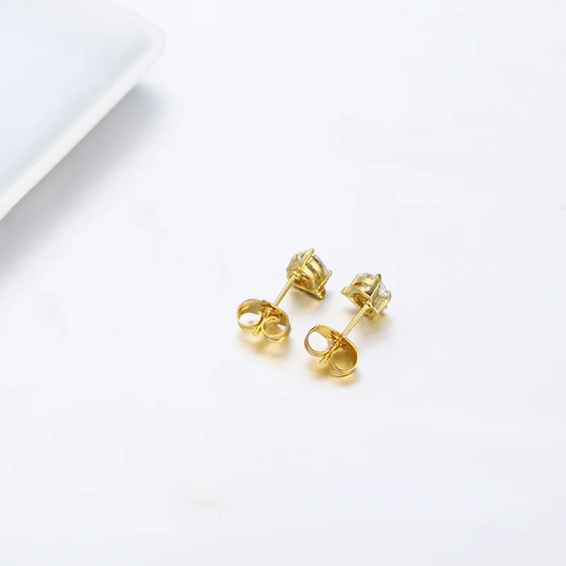 Милые маленькие белые серьги-гвоздики с фианитами в виде любящего сердца для