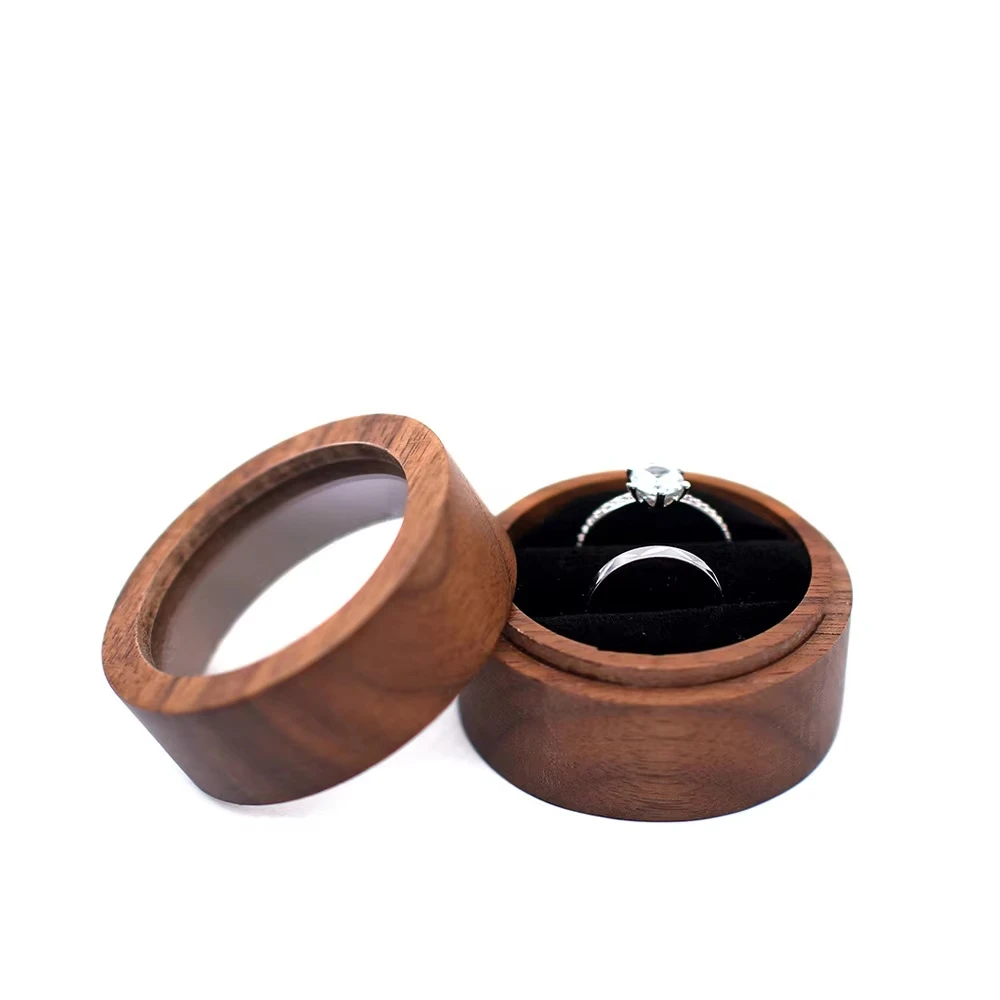 

Деревянная шкатулка для колец с гравировкой