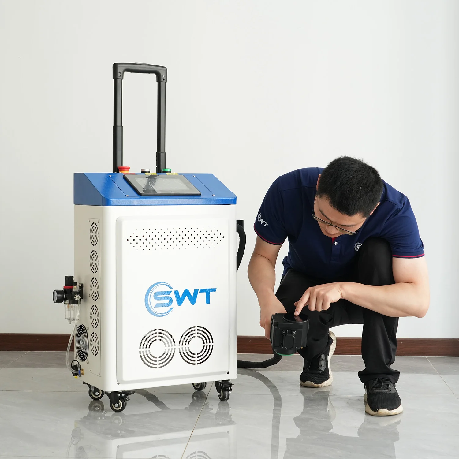 Фото SWT Мощная машина для лазерной очистки мощностью 200 Вт для быстрой очистки краски от резервуаров для хранения корпусов корабля и больших промышленных оборудования №1
