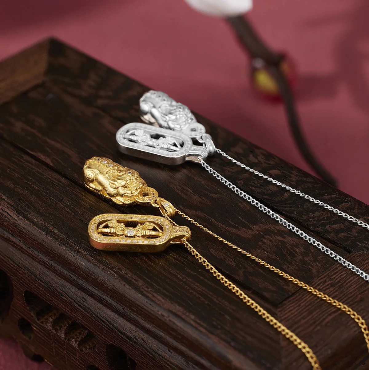 Серебряное ожерелье с бриллиантом Pixiu