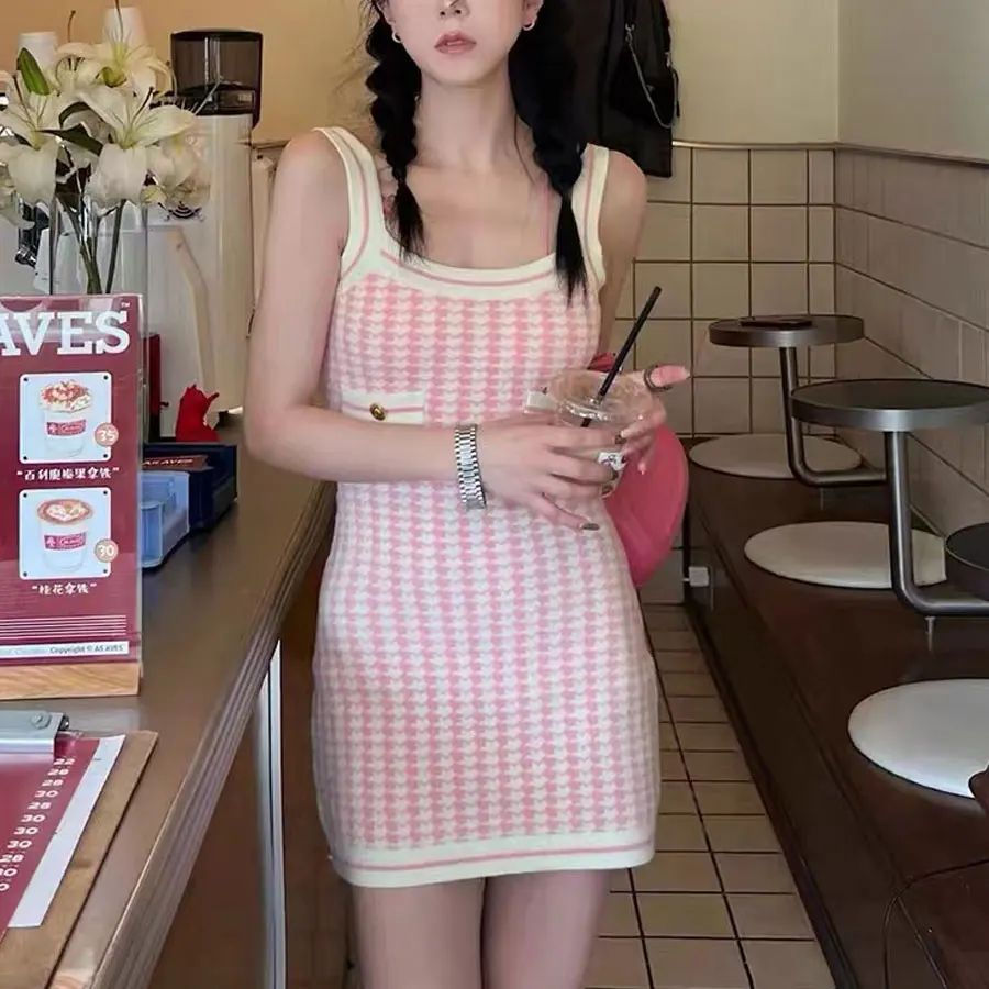 Женское трикотажное платье на бретельках розовое маленькое с рисунком гусиные