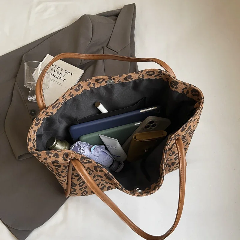 Классическая сумка с леопардовым узором новинка зимы 2024 простая и универсальная