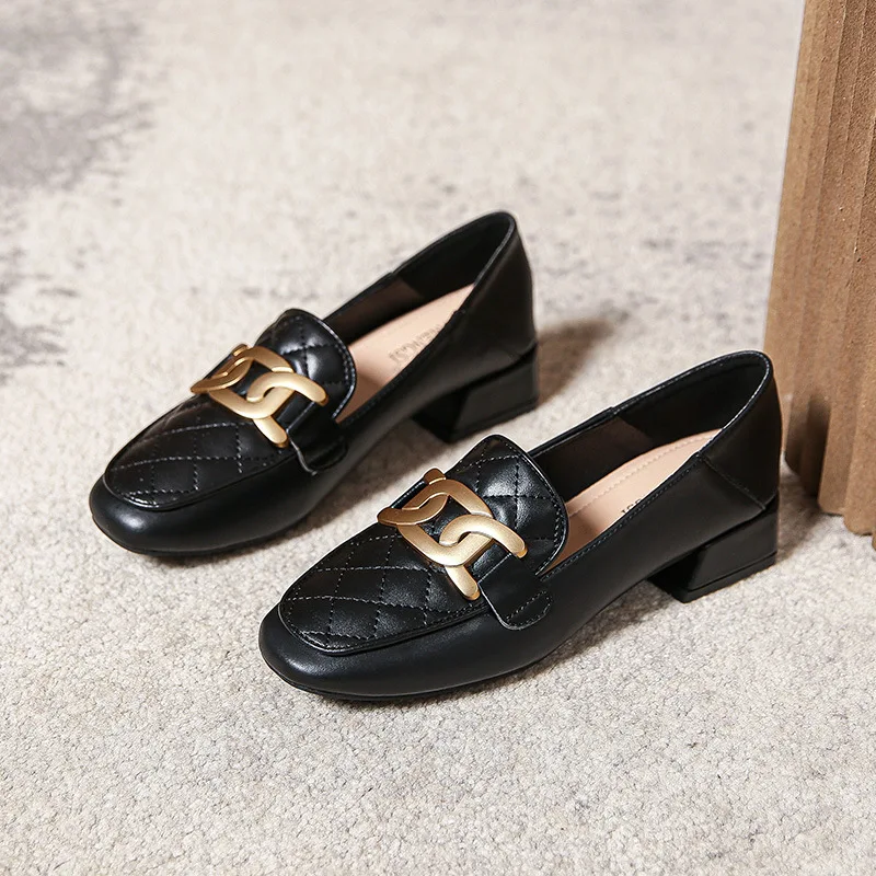 

Женские туфли на низком каблуке 3 см, мягкая кожа, с металлическими цепочками, цвет черный, 41 42 43