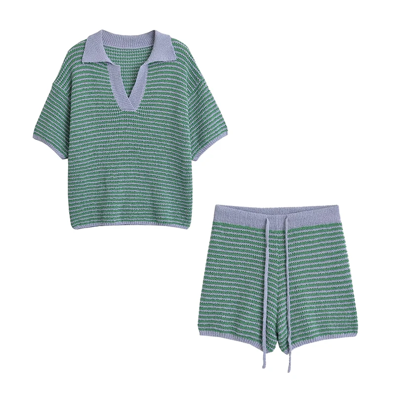 Женский пуловер с V-образным вырезом и шортами