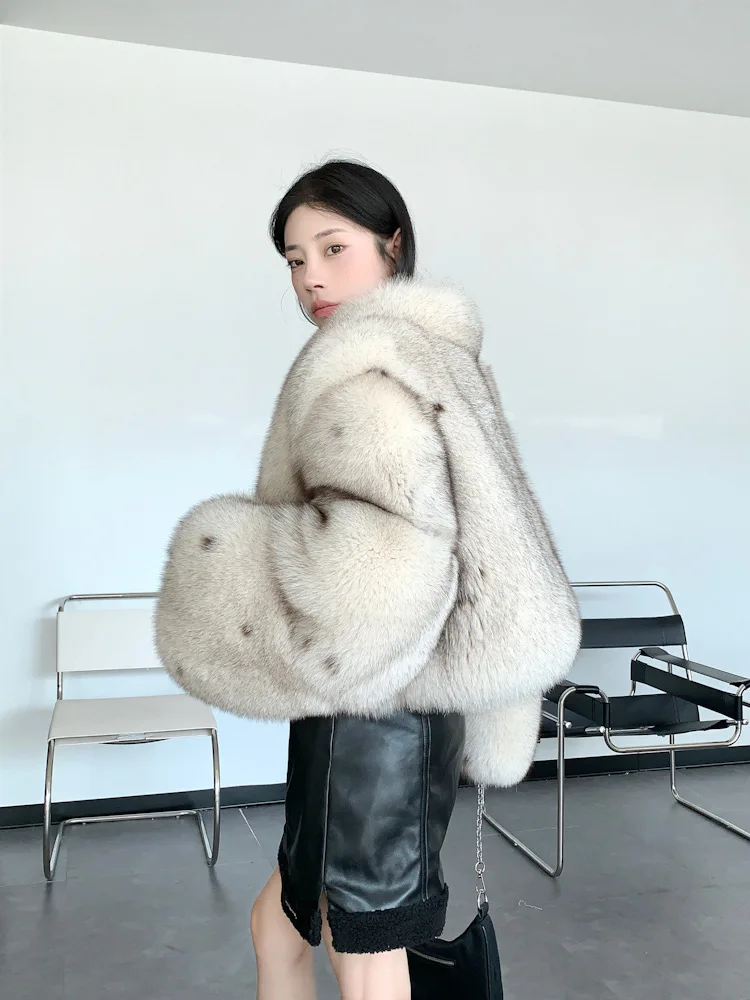 Рисунок 4 - Женское короткое пальто из натурального Лисьего меха