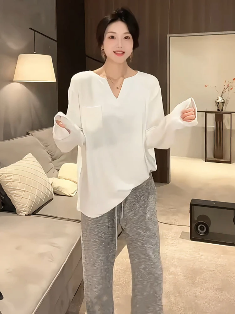 Элегантная свободная белая футболка с длинными рукавами и v-образным вырезом во