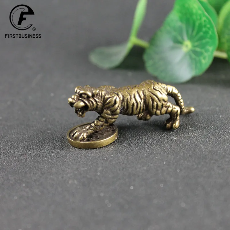 Ретро латунный Счастливый тигр статуэтка шага на монете Миниатюрный стол