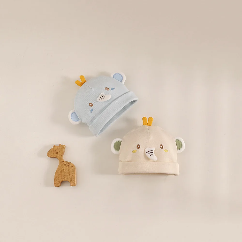 Детская шапка с вышивкой на возраст 0-3 месяца |