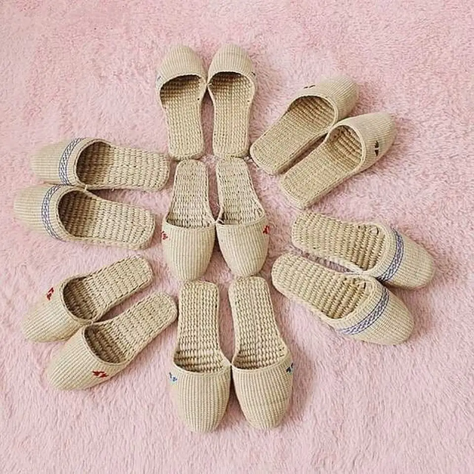 

The double-bottomed model is hand-woven with straw slippers, home shoes for men and women, and sweat-wicking feet