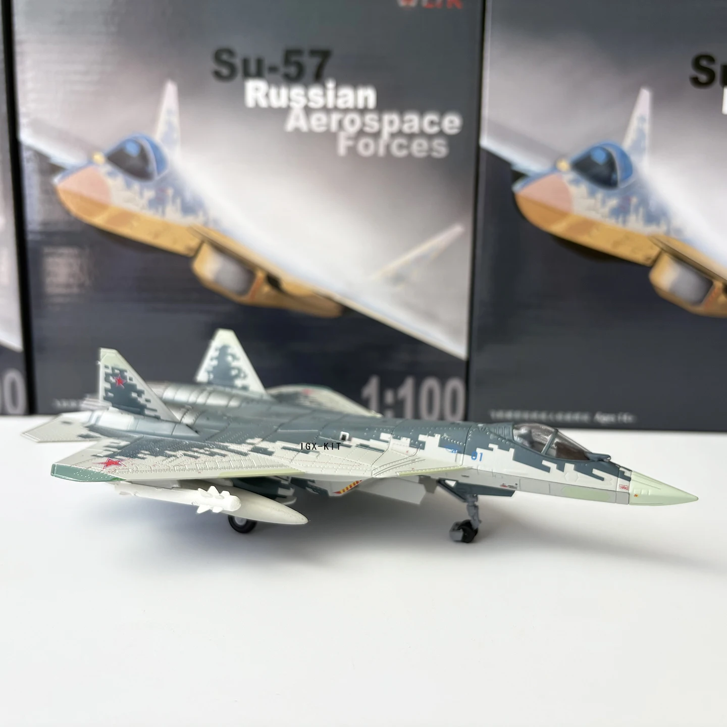 Фото Масштабная модель истребителя СУ-57 ВВС России (1:100) - СУ-57 01 #   Металлическая модель самолета: подарок, украшение, предмет декора №3