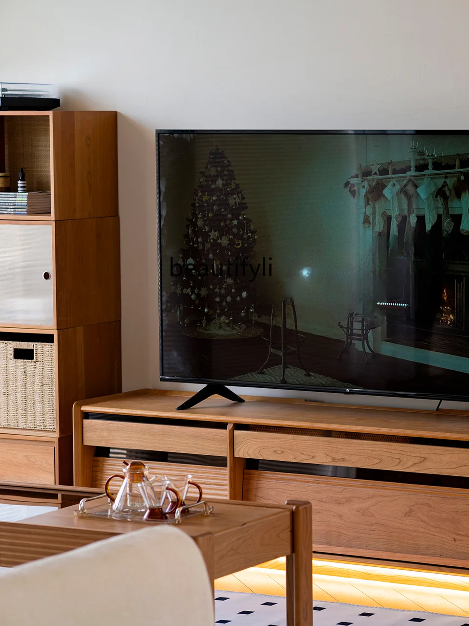 Шкаф для телевизора Streamer из массива дерева в скандинавском и японском стиле