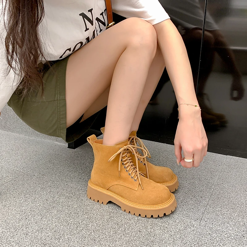 

YPP элегантные коричневые черные короткие плюшевые ботинки мартинсы из натуральной кожи с круглым носком, женские ботильоны, обувь на толсто...