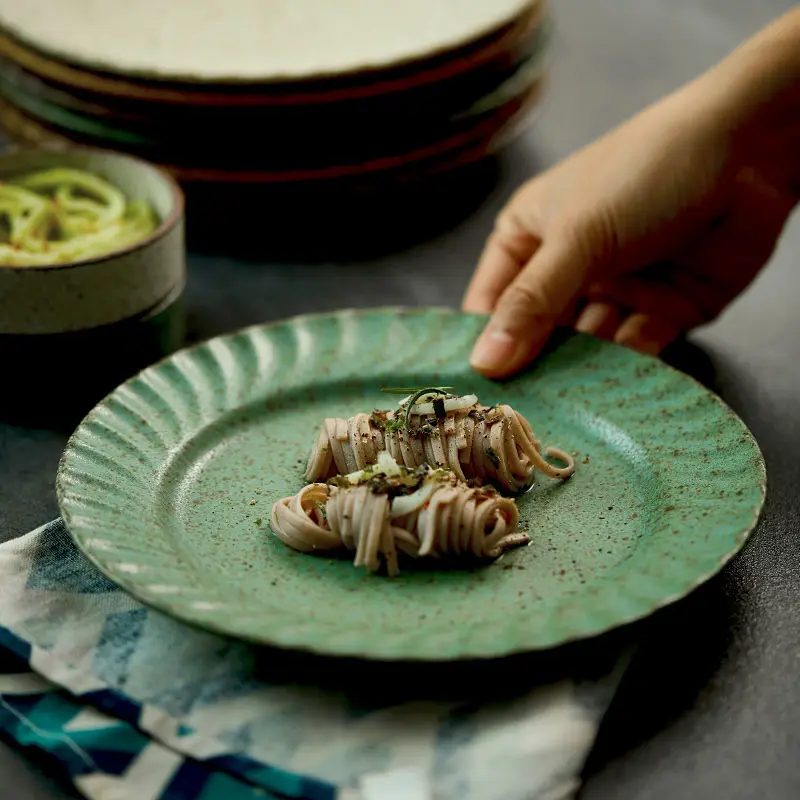 

Набор керамических тарелок, блюд и тарелок