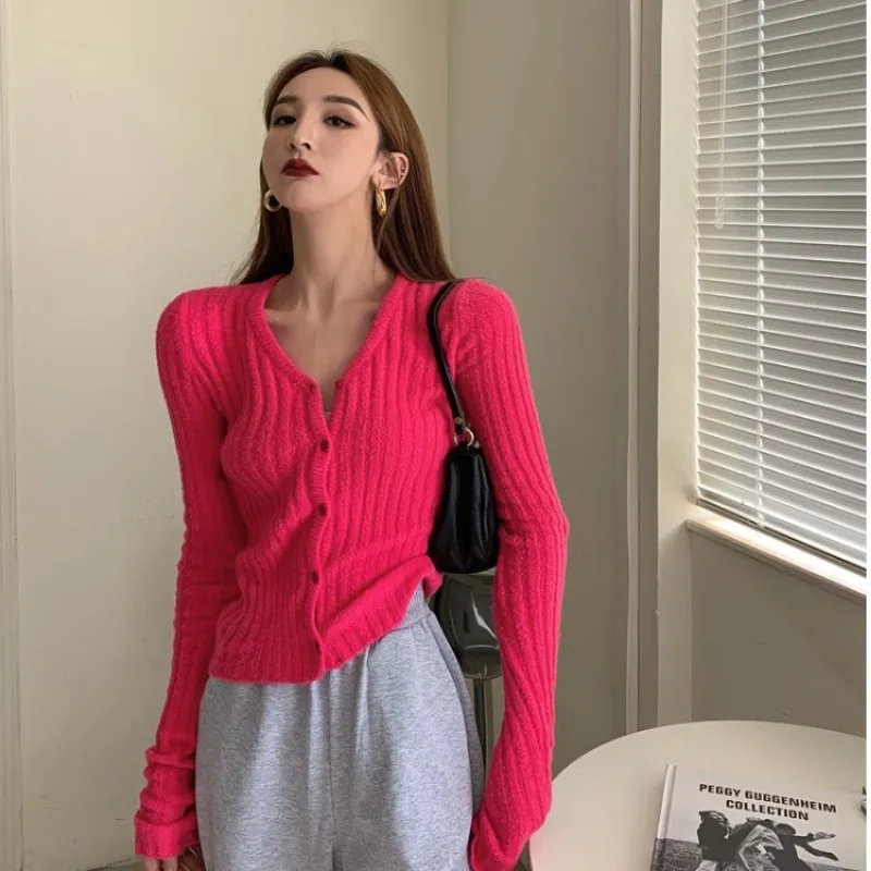 

Женский кардиган с V-образным вырезом и пуговицами