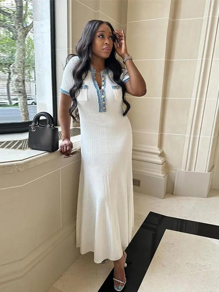 Женское джинсовое трикотажное платье с v-образным вырезом