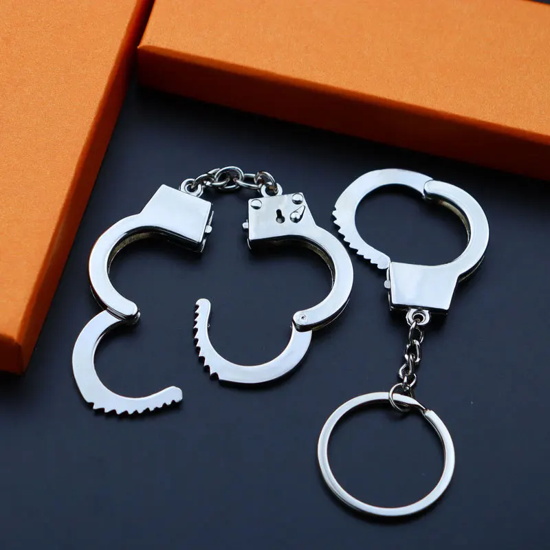 

Car Mini Simulation Pink Handcuffs Keychain Metal Chain Charms Accessories Cosplay Keychains Pendants Women Men Key Chain Toys