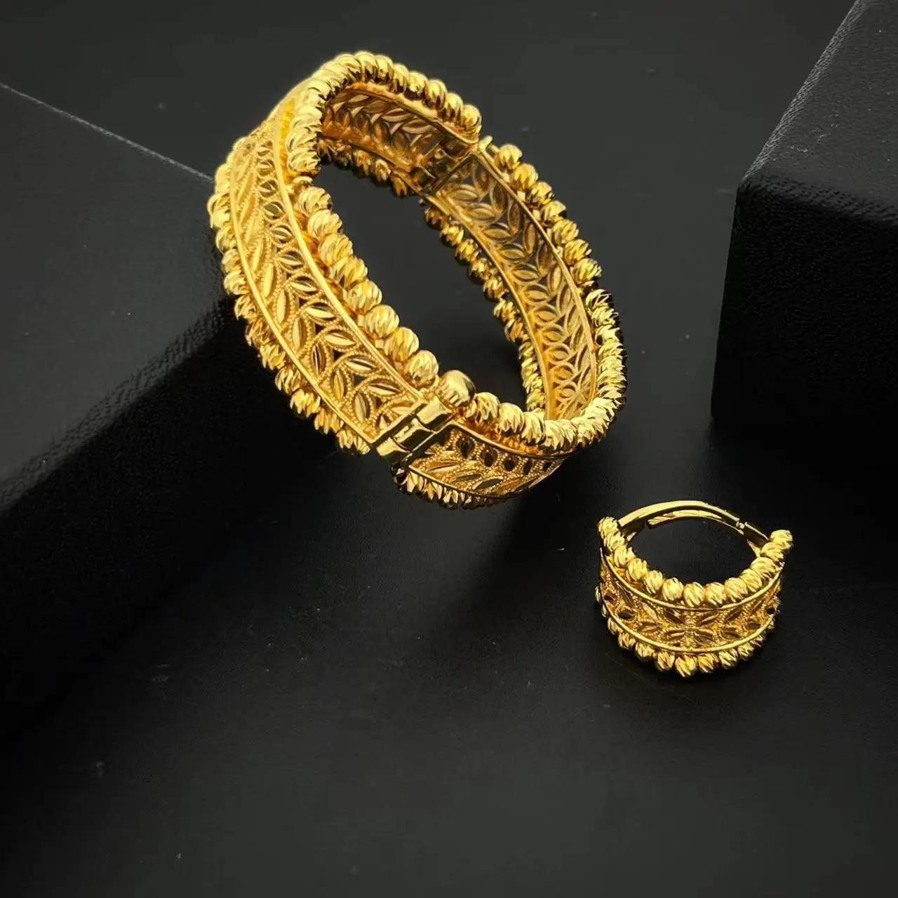 Комплект из колье и браслета искусственной кожи