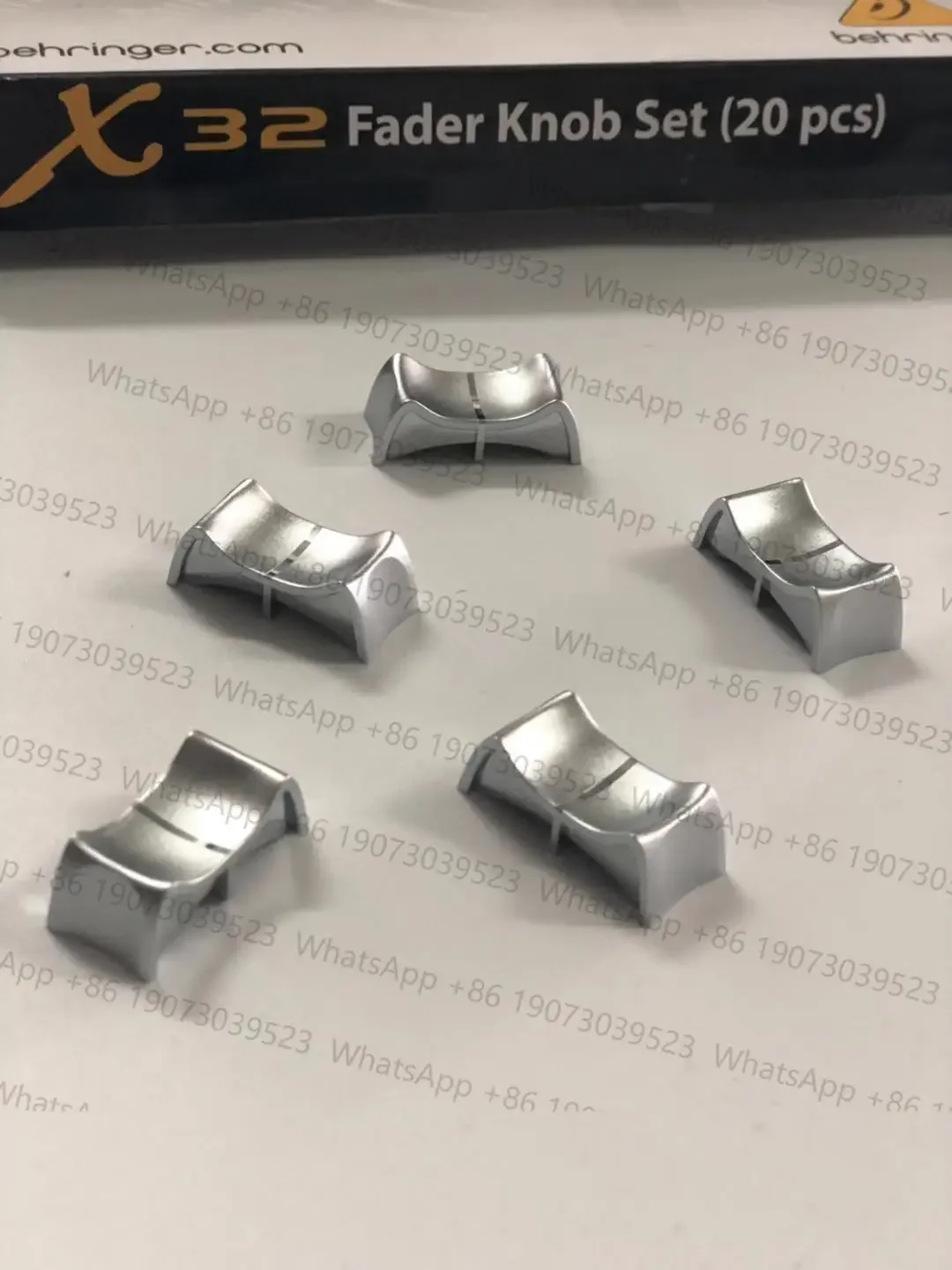 BehringerBehringer, Универсальная крышка фейдера цифрового микшера M32x32x32px32c, оригинал (art.: 3920cffdbce92) - 3920cffdbce92
