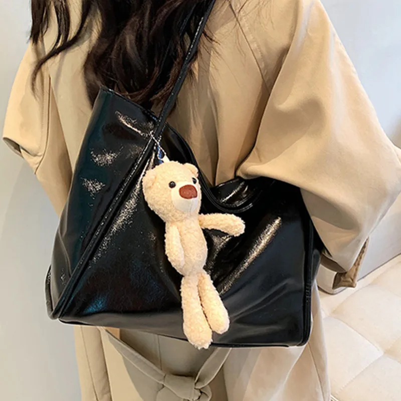 

Женская сумка через плечо из масляной вощеной кожи, новая сумка-тоут с подвеской в виде медведя, трендовые универсальные сумочки, женская Ст...