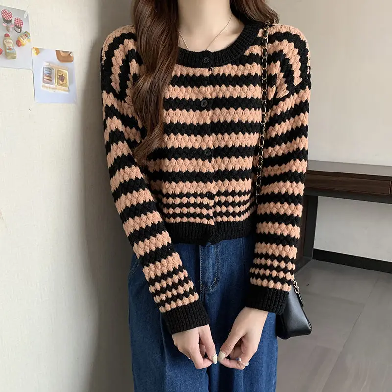 

2023 Autumn New Lazy Stripe Short Slim Round Neck Knit Long Sleeve Office Lady Comfortable Leisure Basics Casual Cardigan Coat