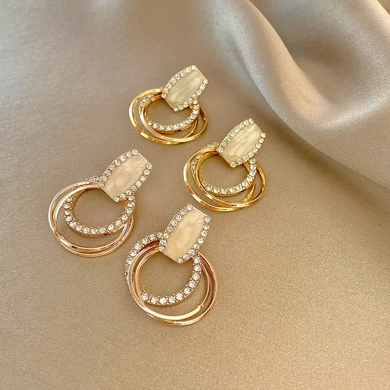 

Niche Fashion Geometric Circle Earrings For Women INS Diamond Inlaid Pendant Cold Wind Personality Versatile Earrings