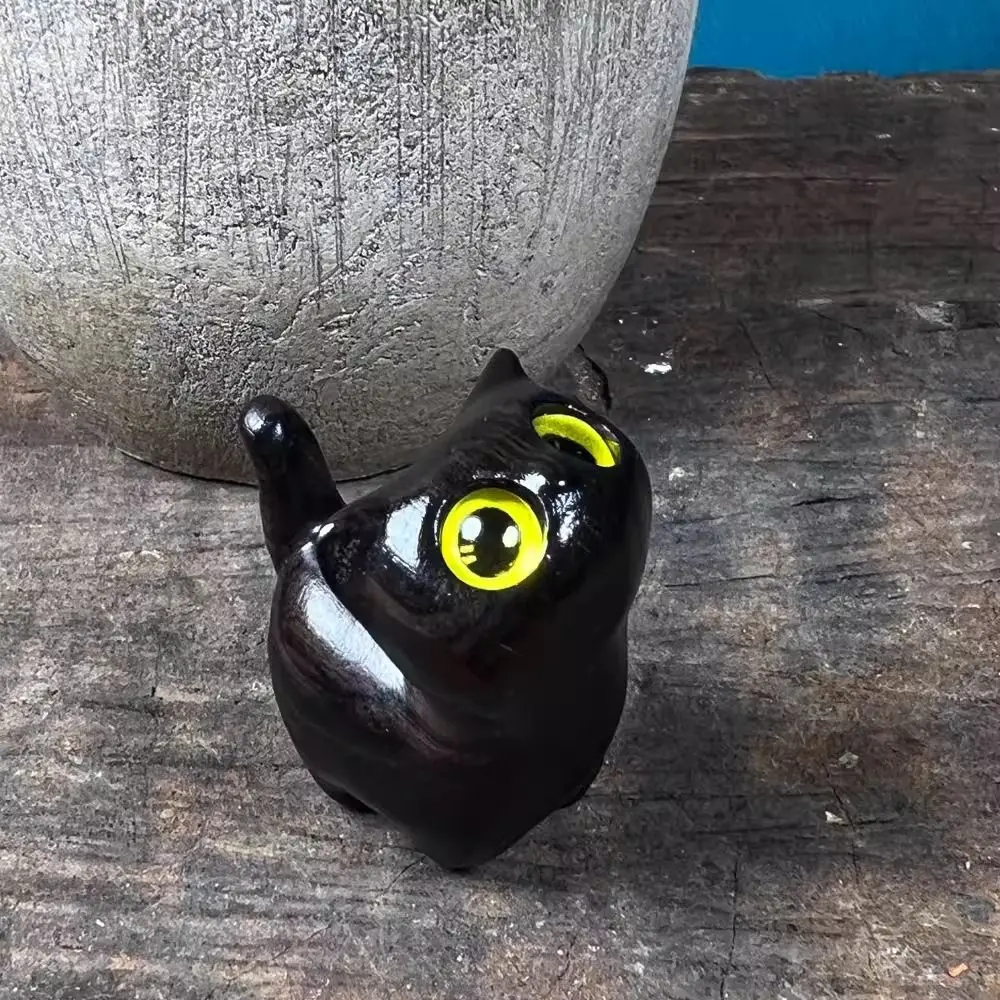 

Настольная фигурка кошки из сандала