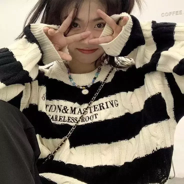 

NEW 2023 Retro Twist Striped Sweater Womens Pollovers Knitwear Ins Tide Loose Lazy Wind Hole Lovers Hip Hop Students Winter 2023