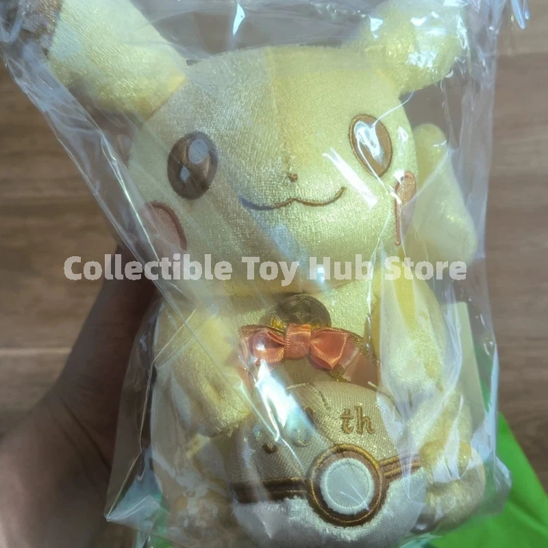 Фото Оригинальная плюшевая кукла Пикачу к 30-летию Pokemon Center, коллекционная мягкая игрушка с покеболом и бантом, милый подарок №5