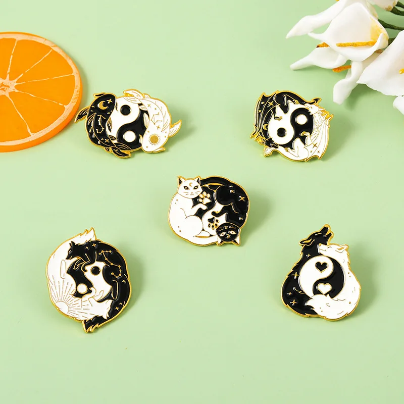 Черно-белый значок со Сплетницей Инь Янь в виде животного |