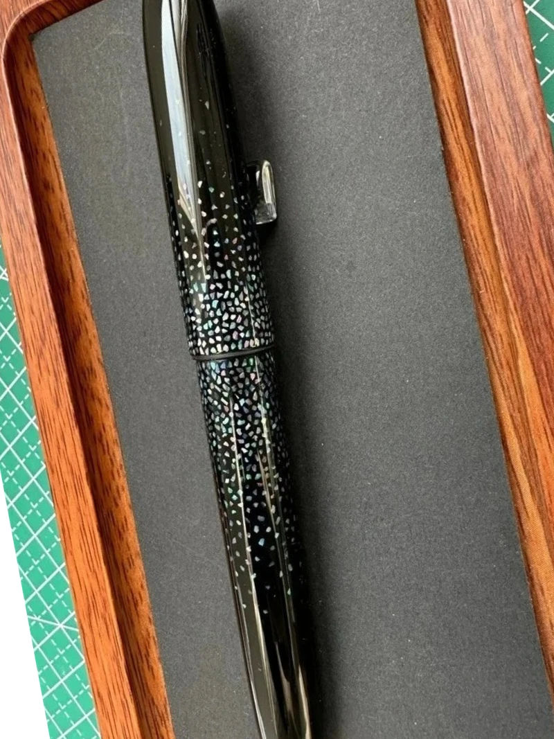 Фото Перьевая ручка Genius Urushi Lacquer Raden с перламутром и техникой маки-э, корпус из платины 3776, Pilot 912//74/742/743, Sailor 21K/14K №4