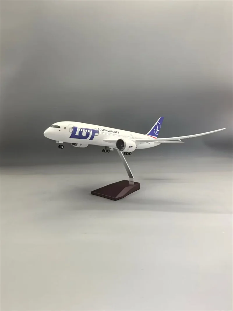 Фото Масштабная модель самолета LOT 787-8 Polish Airlines 1:130, 43 см, с подсветкой колес, из литой смолы, для коллекции, демонстрации, подарков и фанатов №2