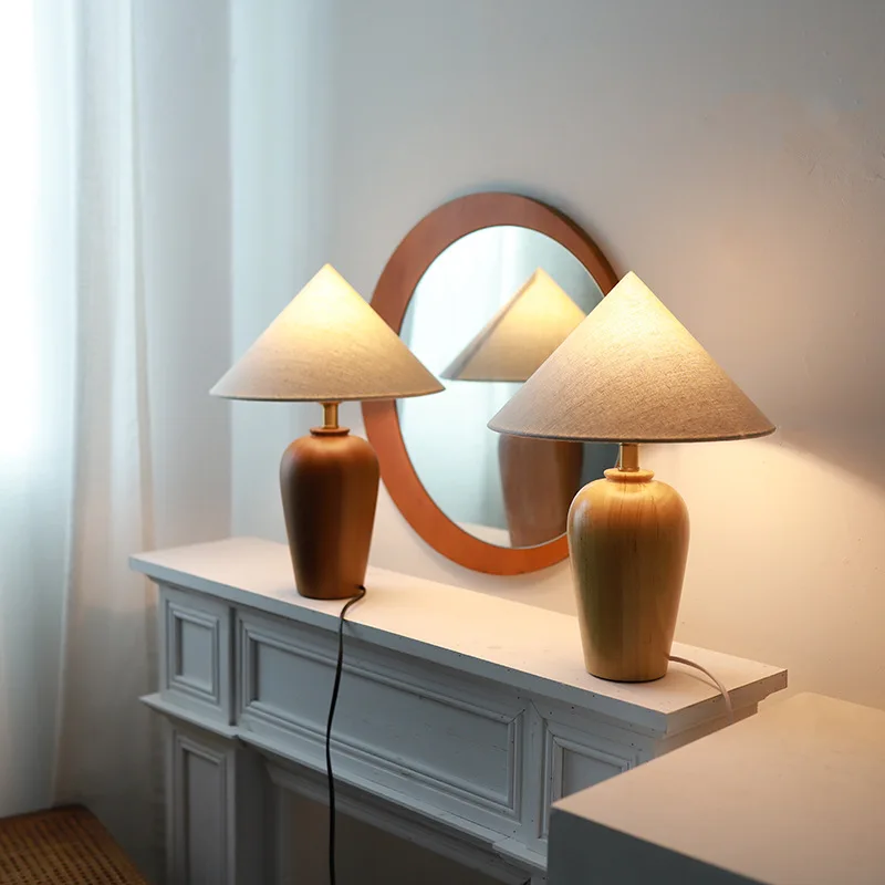 Винтажная настольная лампа рабочая с деревянной подставкой и тканевым оттенком