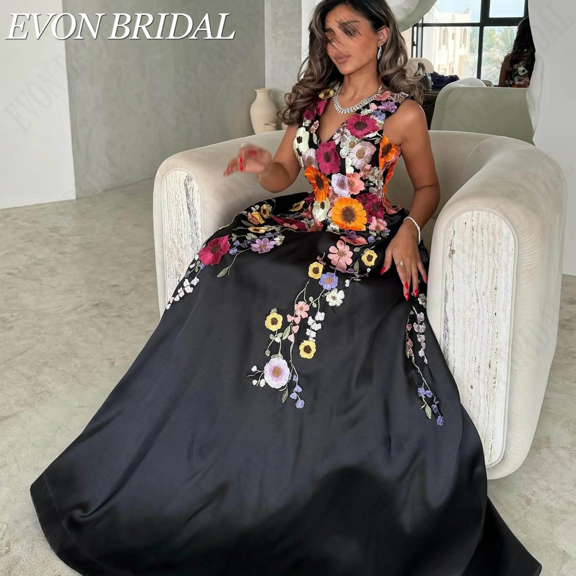 Фото EVON BRIDAL Чёрный Атлас Глубокий V-Вырез Широкие Бретели Цветные Объёмные Цветочные Аппликации Силуэт А-Линия Длинное Платье До Пола На Заказ Для Полных Женщин Вечер Гала Элегантный Легкая Ткань Высокое Качество №5