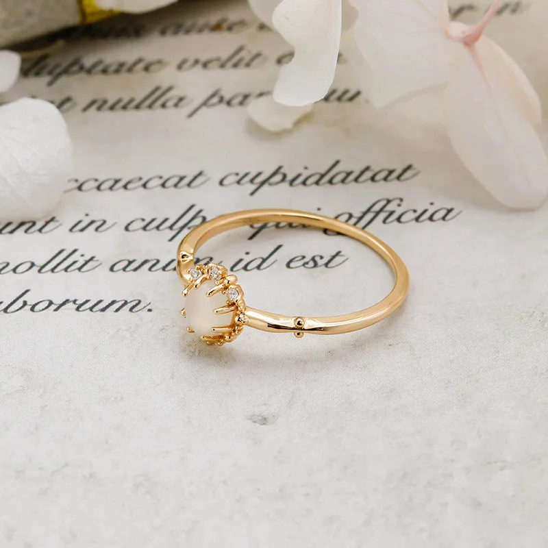 Женское кольцо из серебра 925 пробы с лунным камнем