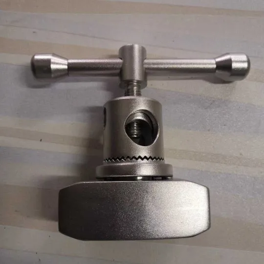 

Пластиковый фиксатор для операционного стола