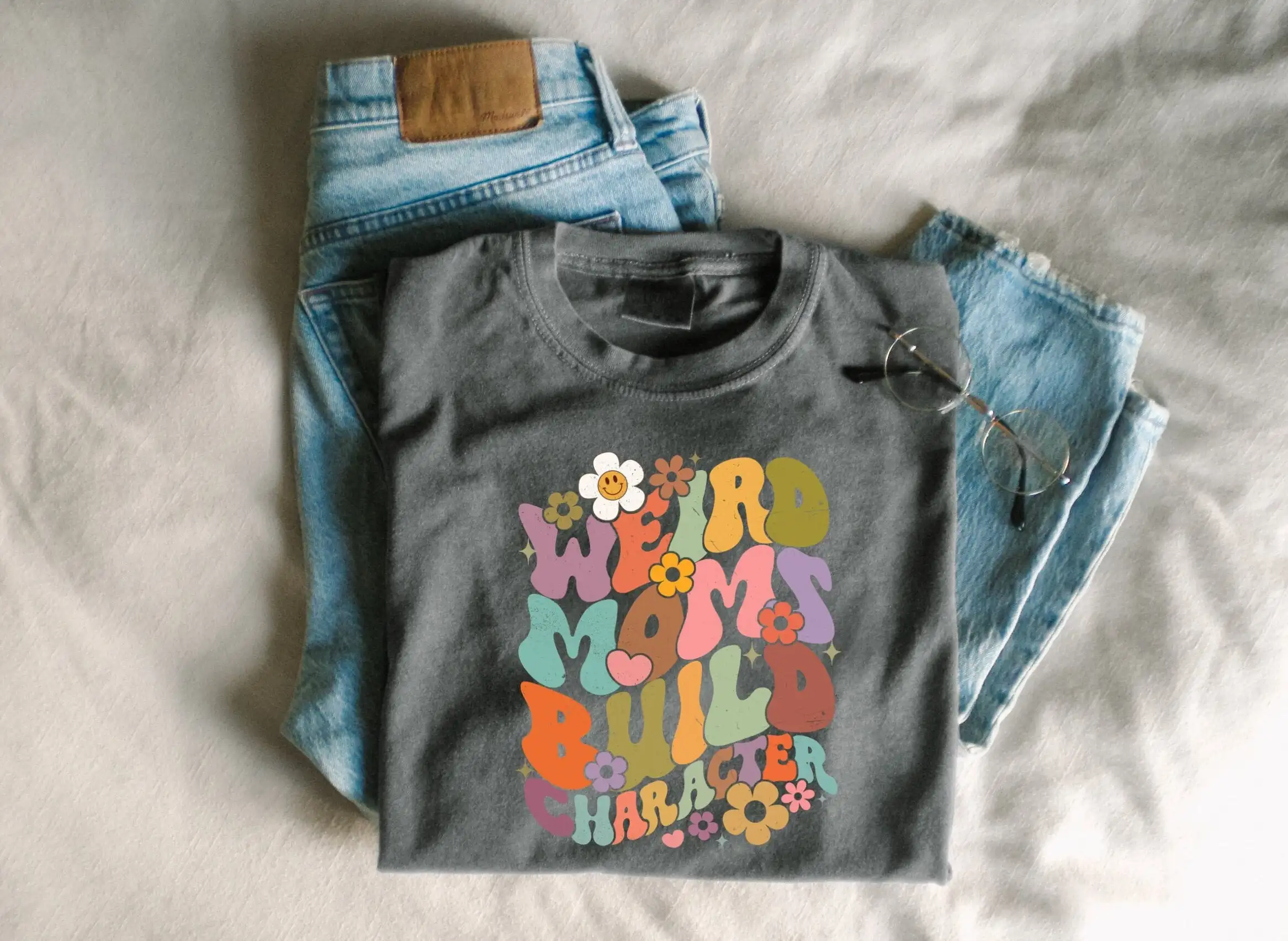 Футболка с персонажем Странные мамы забавный подарок на день матери для мам