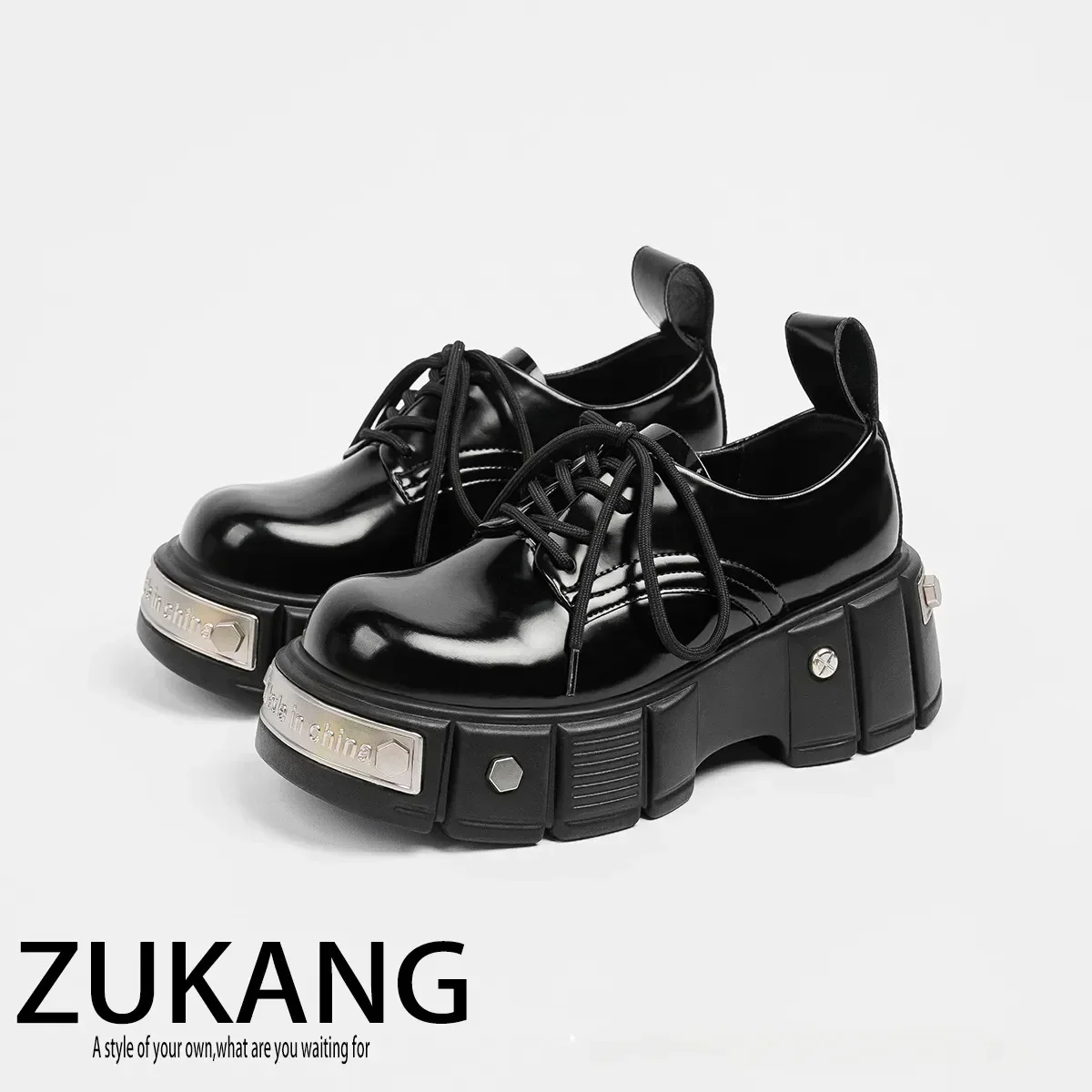 

Женские туфли с вулканизированной подошвой, украшенные стразами