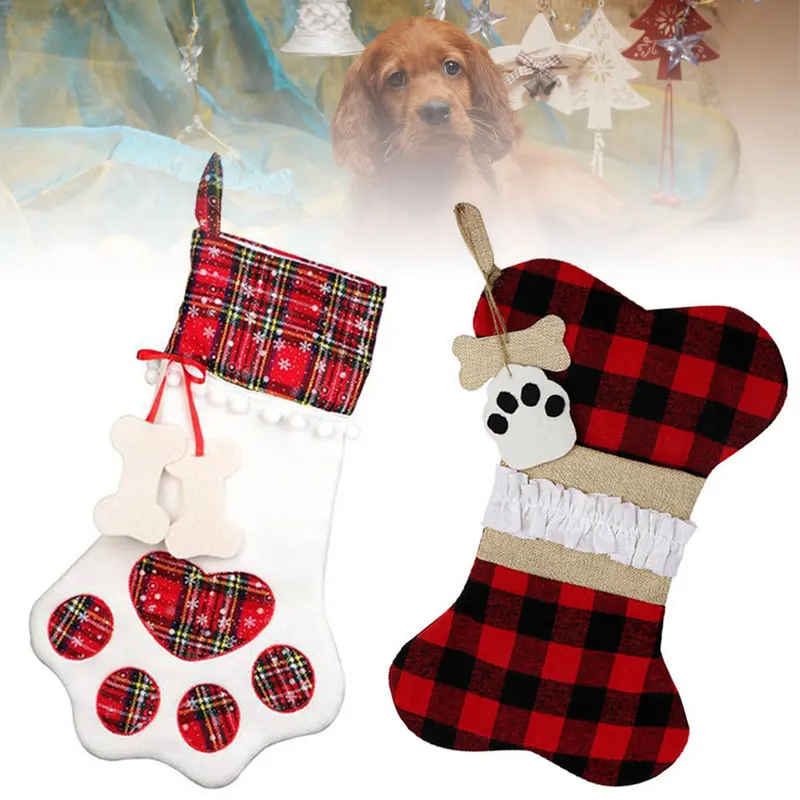 

Рождественские чулки и подарочные пакеты с хлопковыми слоями внутри, которые выглядят как лапы и кости собаки для Рождественского украшения