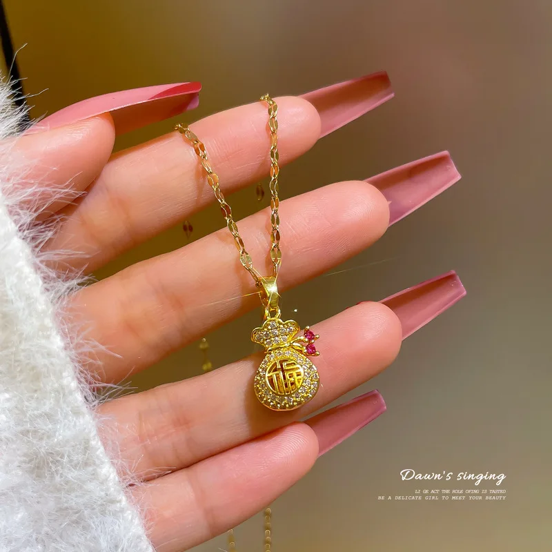 

[Titanium Steel] Fu Auspicious Natural Wind Micro Inlaid With Drilling Hollow-out Small Money Bag Pendant Clavicle Chain Jewelry