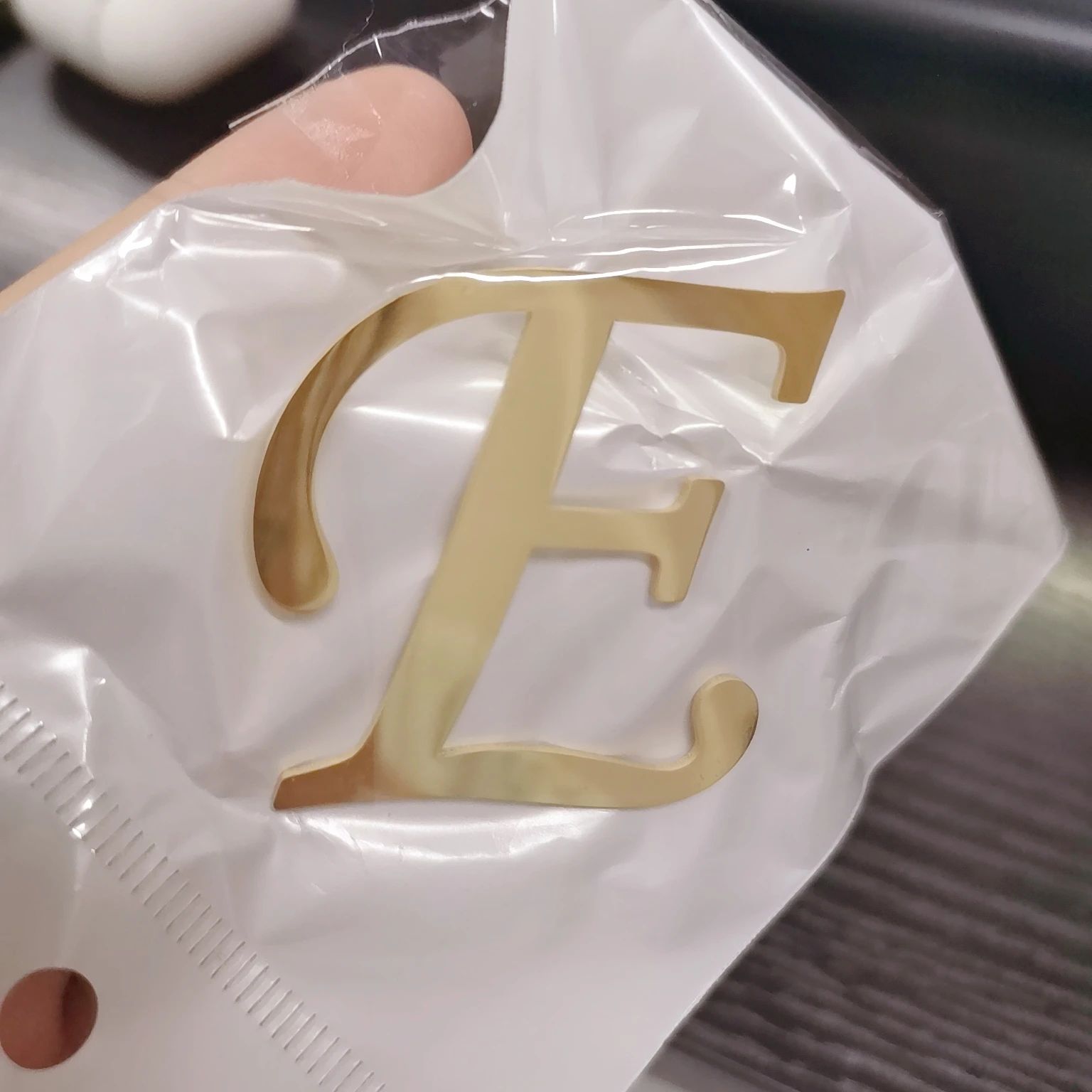 Большие серьги-гвоздики из нержавеющей стали с буквами золотого цвета