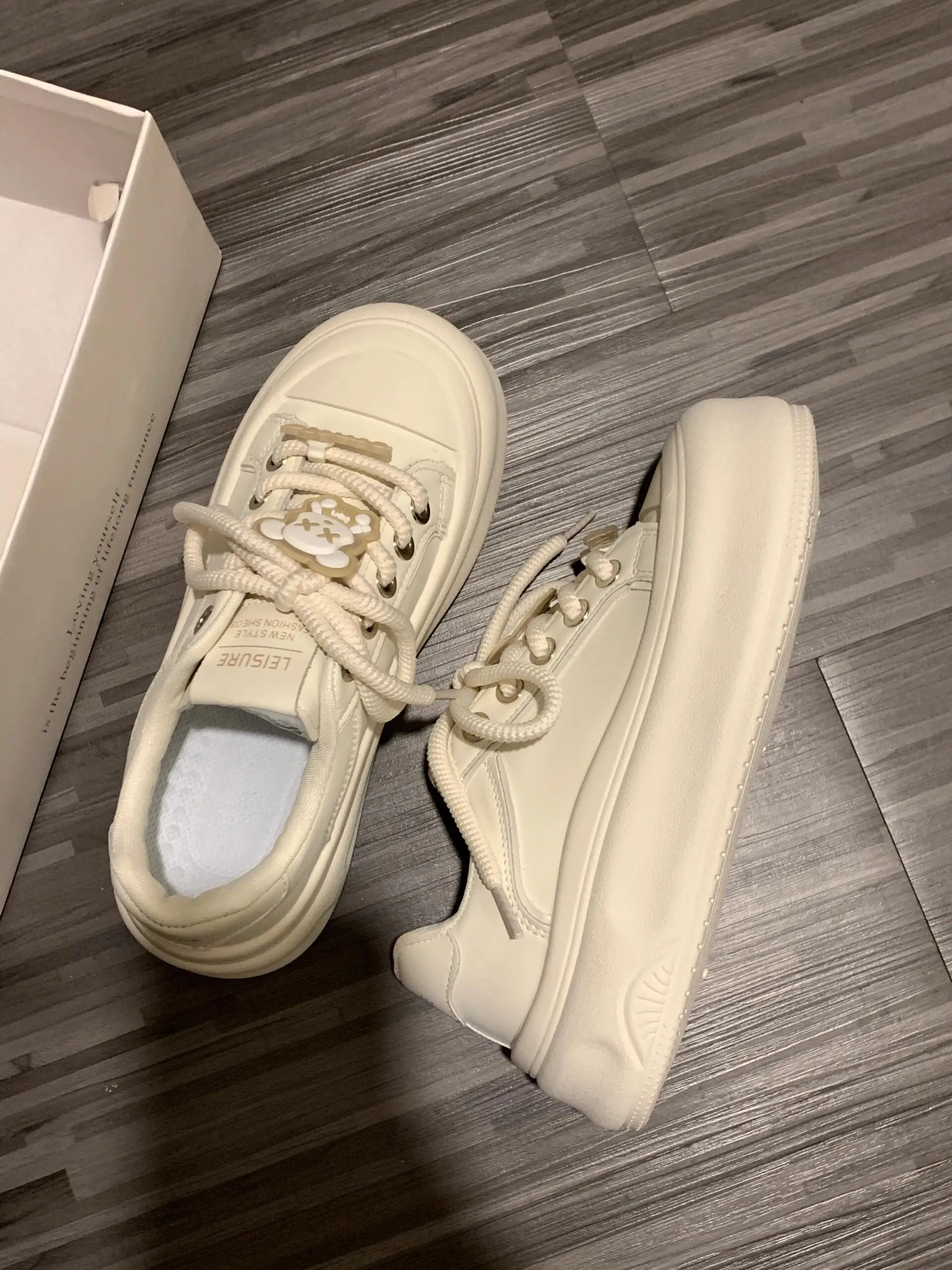 Я могу порекомендовать белые туфли на толстой подошве 0000 раз! Очень легко носить!