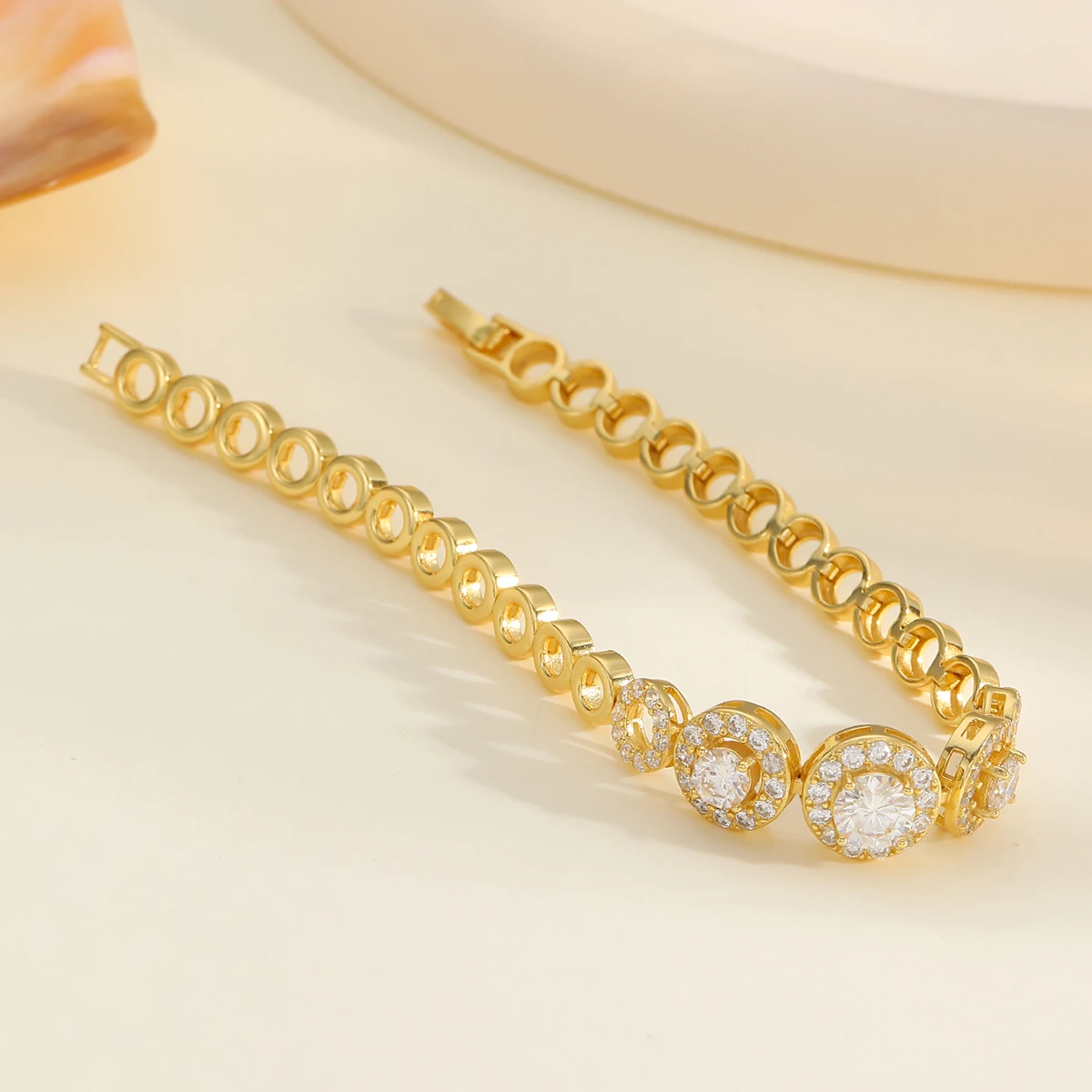 Браслет S925 с позолоченным круглым муассанитом диаметром 6 мм — элегантный дизайн