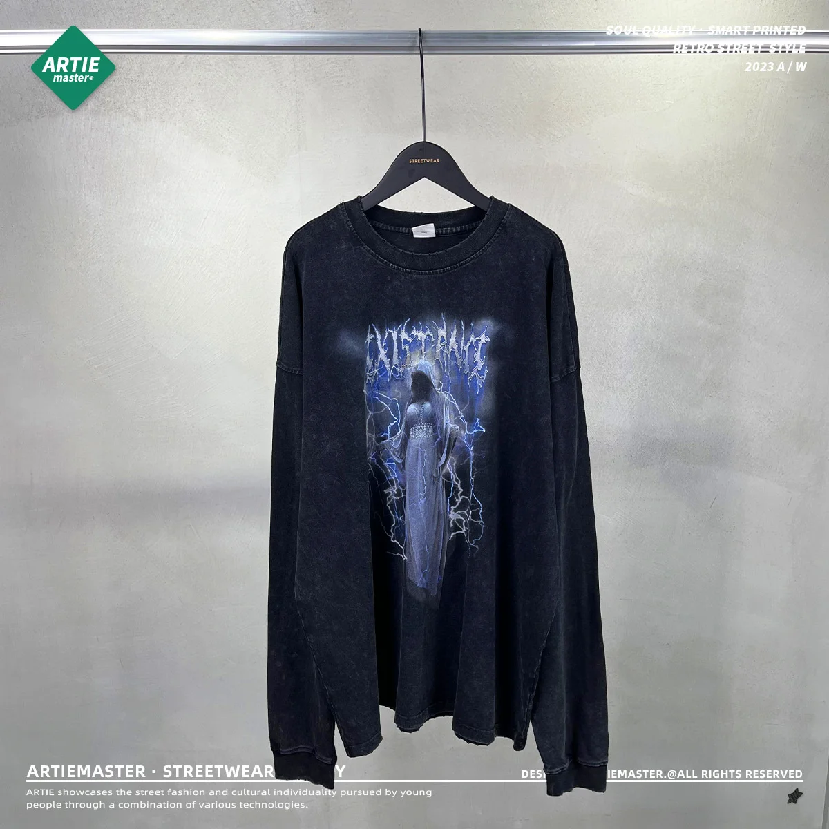 

Long-sleeved shirt printed in white ink