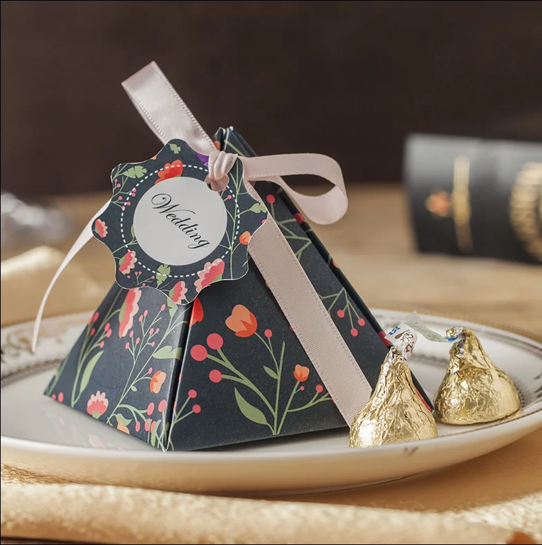

50 x Высокое качество Черный Цветочный треугольная пирамида Свадебные сувениры конфеты коробки свадебный душ Подарочная коробка + бирки + ле...