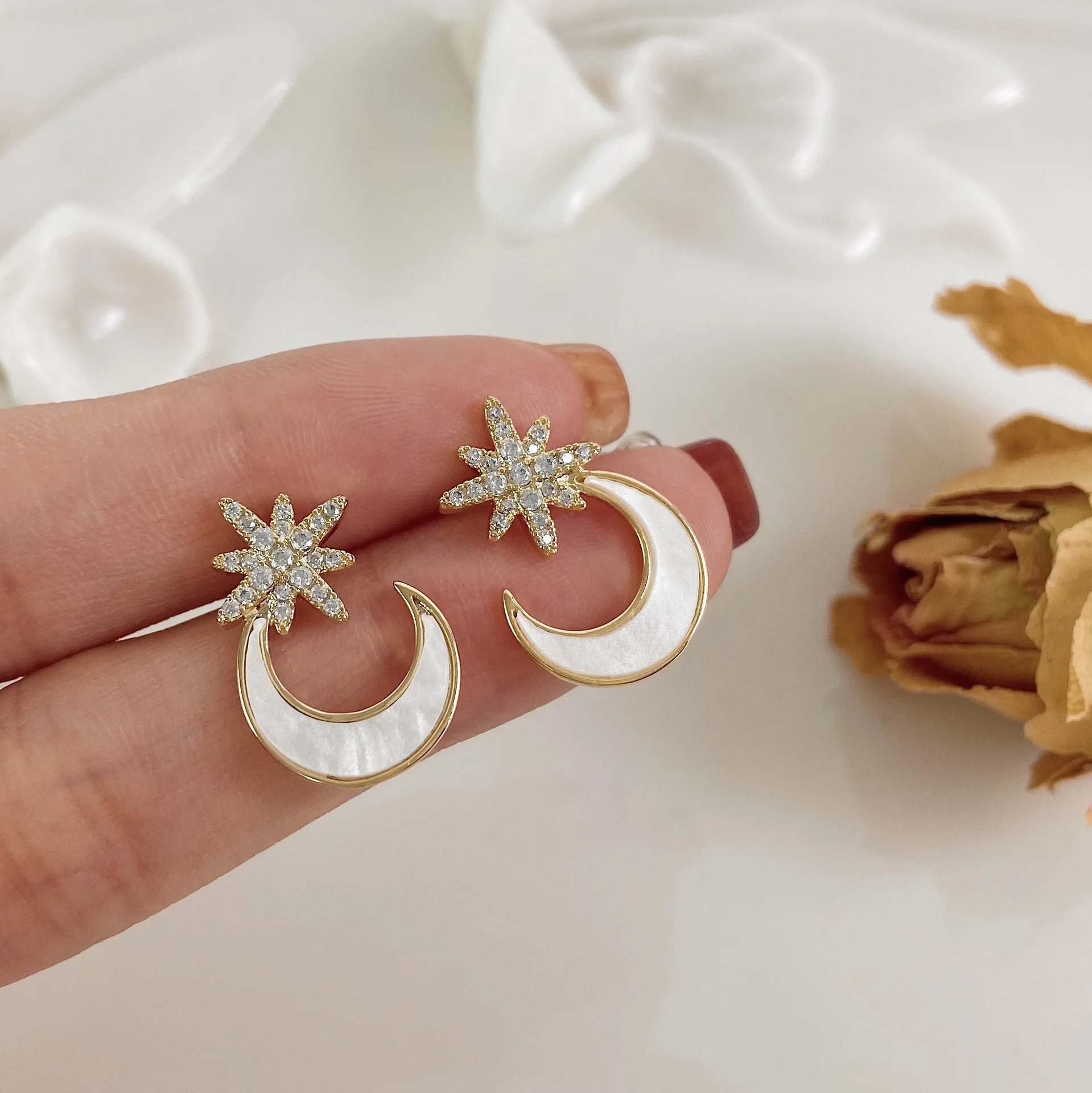 

Star Moon Stud Earring Asterism Resin Crystals Earring For Women 2022 New Korean Charm Luxury Wedding Romantic Jewelry Wholesale