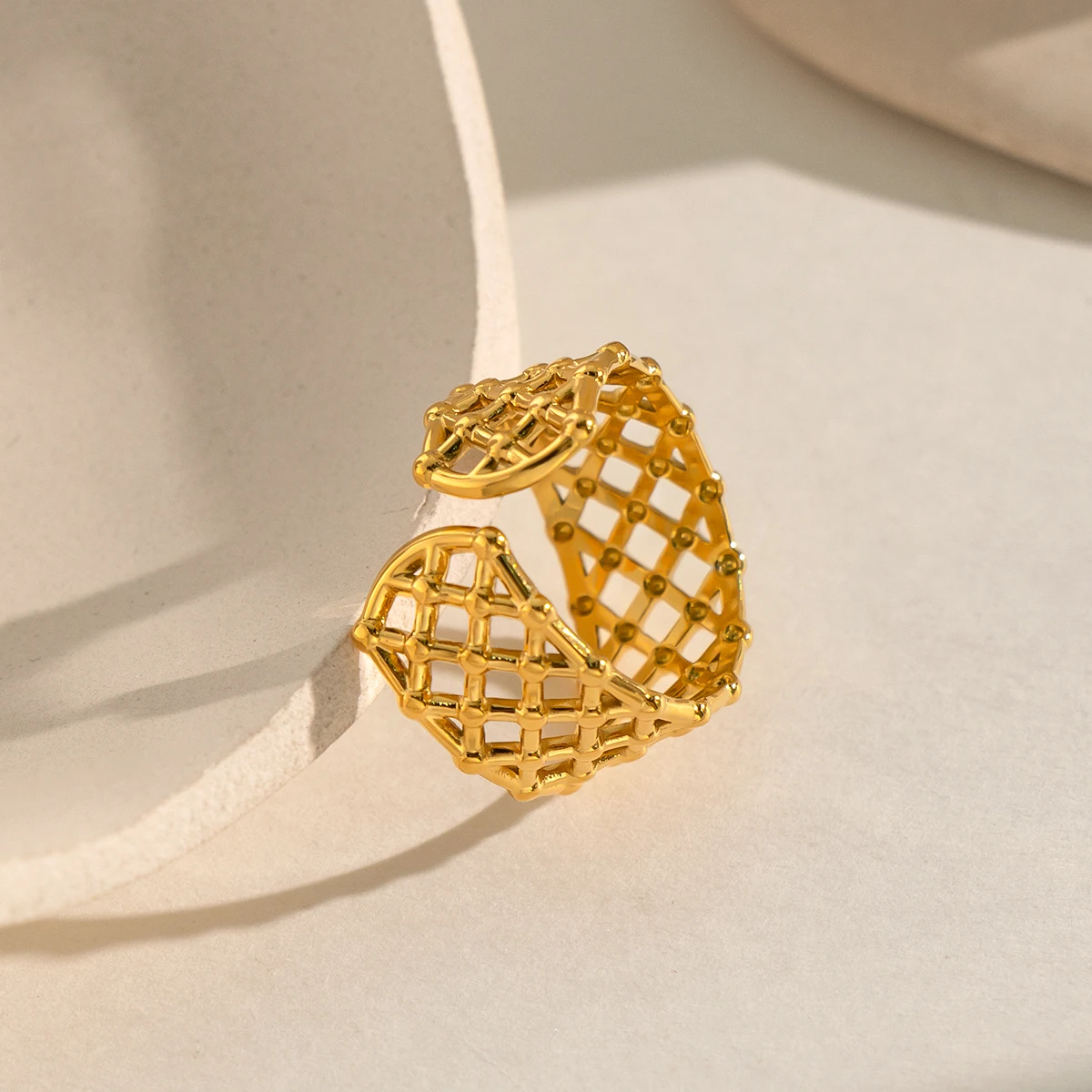 Кольцо-манжета Miia Jewelry из нержавеющей стали с покрытием из 18-каратного золота, широкое, с ажурной сеткой, геометрическим узором и бусинами, для женщин. (art.: 3920db7e16732) - 3920db7e16732