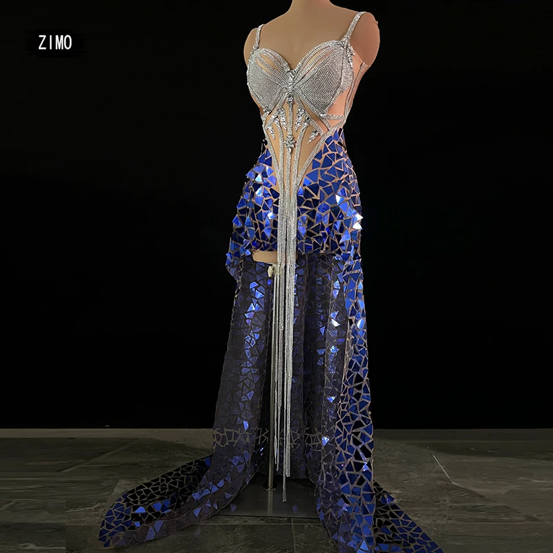 

Блестящее синее платье-русалка в пол, с бахромой и кристаллами